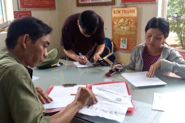 Chị Trần Thị Kim Oanh trình báo ga Sài Gòn vì mua phải vé giả (chụp sáng 13/12) - Ảnh: Mai Huyên.