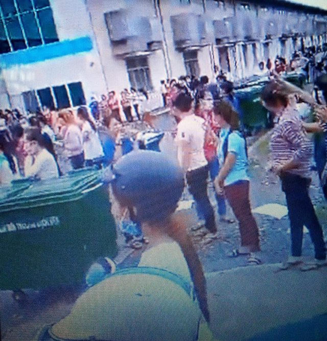 Các công nhân phản ứng về việc bữa cơm nghi có giòi trong thức ăn vào ngày 5/6. (Ảnh cắt từ clip công nhân quay lại).