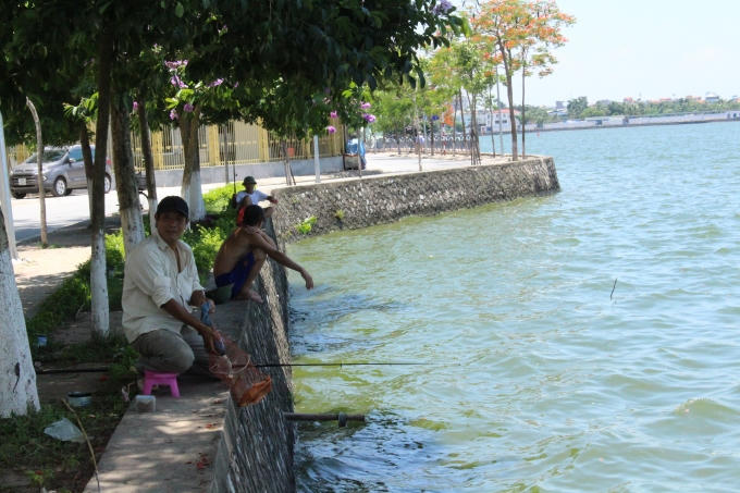 Nhiều người vừa ngồi tránh nóng, vừa câu cá để cải thiện bữa ăn.