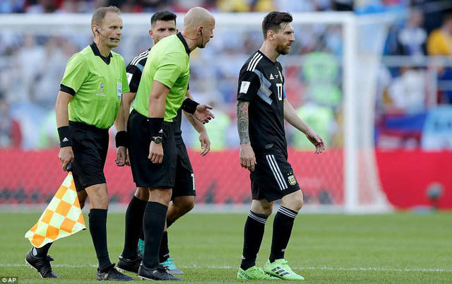 Messi bất lực trước Iceland chơi áp sát.  Ảnh: AP