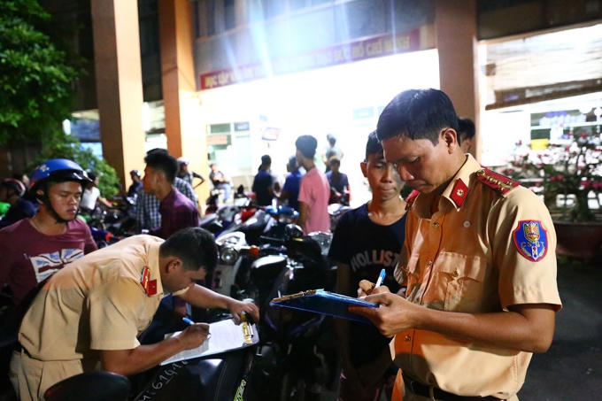 Lực lượng CSGT lập biên bản xử lý