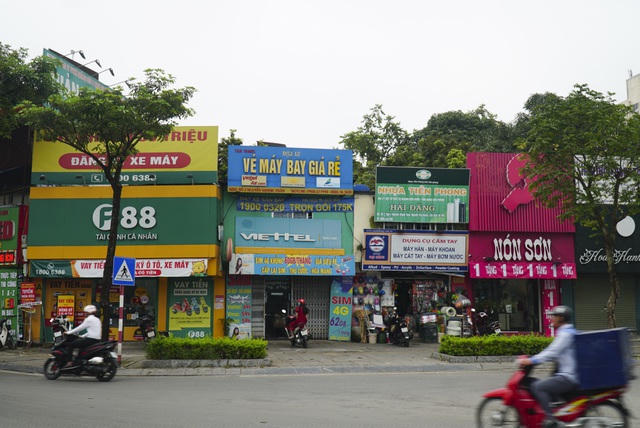 Tuy nhiên, theo ghi nhận của phóng viên, vào lúc hơn 7h30’ sáng 7/5, hàng loạt cửa hàng kinh doanh dịch vụ không thiết yếu vẫn mở cửa trước 9h sáng.