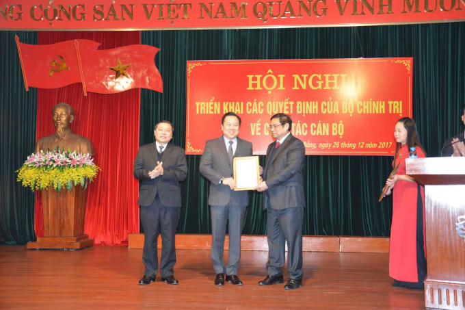 Ông Phạm Minh Chính- Ủy viên Bộ Chính trị, Trưởng Ban Tổ chức Trung ương (phải) đã trao Quyết định cho ông Nguyễn Hoàng Anh (giữa) thôi tham gia Ban Chấp hành, Ban Thường vụ và thôi giữ chức Bí thư Tỉnh ủy Cao Bằng nhiệm kỳ 2015 – 2020 để nhận nhiệm vụ mới. (Ảnh: T.Hà)