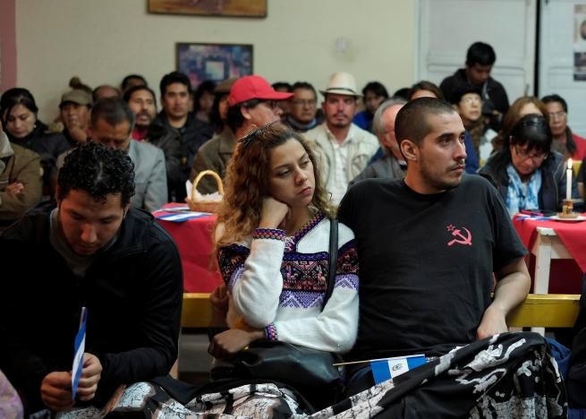 Những người yêu mến lãnh tụ Fidel Castro không giấu được nỗi buồn trước sự ra đi của ông trong buổi lễ tưởng niệm được tổ chức ở La Paz, Bolivia. (Ảnh: Reuters)