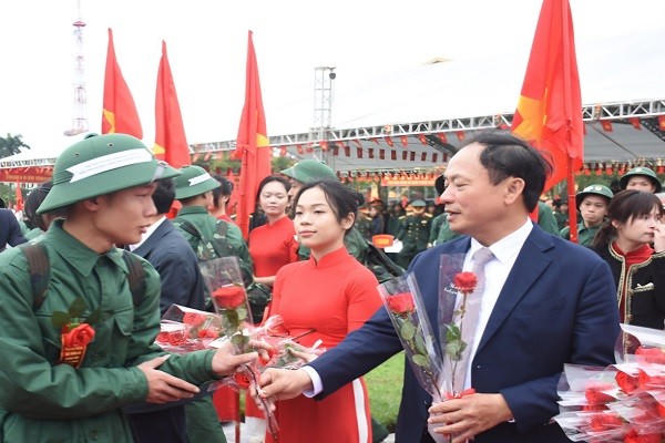 Ông Trần Quốc Văn, Phó Bí thư Tỉnh ủy, Chủ tịch HĐND tỉnh Hưng Yên tặng hoa, động viên thanh niên lên đường nhập ngũ.