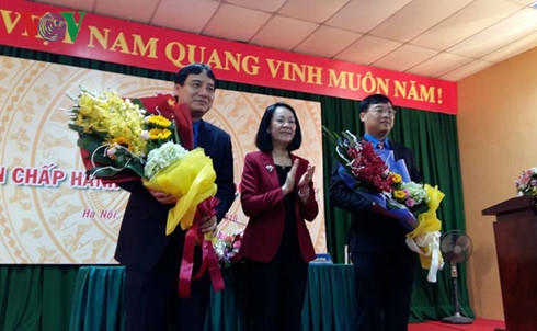 Bà Trương Thị Mai, Ủy viên Bộ Chính trị tặng hoa chúc mừng ông Nguyễn Đắc Vinh (ảnh trái) và ông Lê Quốc Phong.