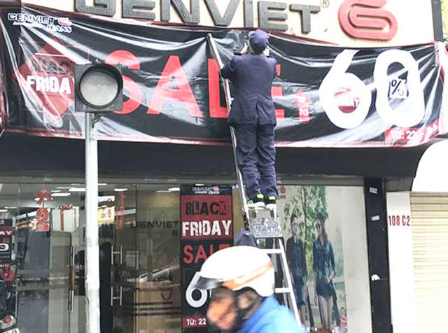 Biển quảng cáo khuyến mãi giảm giá Black Friday được treo khắp phố phường.