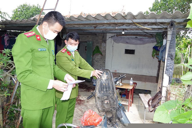 Công an khám nghiệm hiện trường.