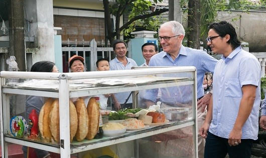 Thủ tướng Úc thích thú thưởng thức “Bánh mì” vỉa hè ở Đà Nẵng