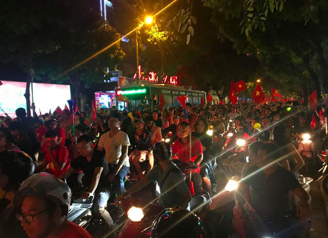 Người d&acirc;n cả nước s&ocirc;i động mừng chiến thắng của đội tuyển Việt Nam