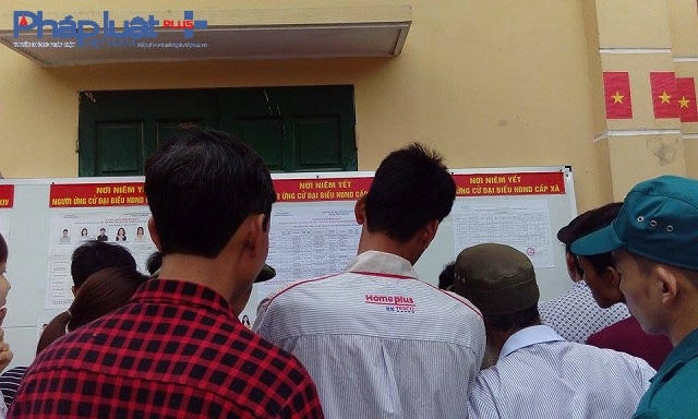 Lớp lớp cử tri bàn luận xôn xao, cởi mở, chân thành để tìm ra người xứng đáng cho ý chí, nguyện vọng của cá nhân mình.