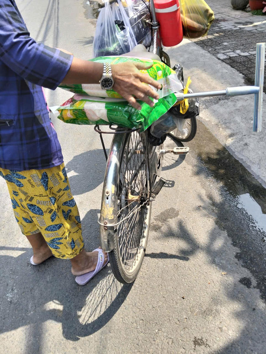 Những phần quà ấm áp ân tình được thầy chia sẻ đến hoàn cảnh khó khăn.