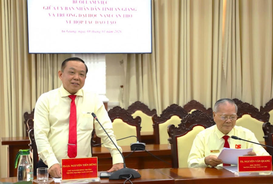 TS-LS. Nguyễn Tiến Dũng - Chủ tịch Hội đồng trường phát biểu tại buổi làm việc