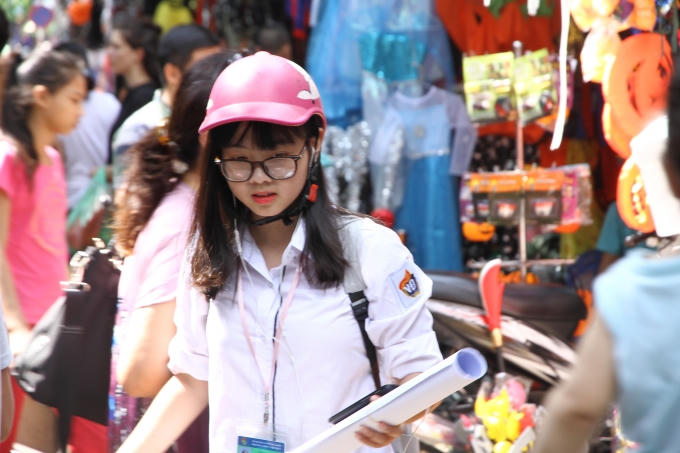 Một em học sinh đã chọn cho mình được một món đồ trang trí ưng ý.