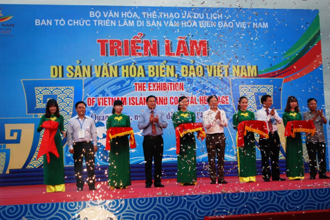 Cắt băng khánh thành triển lãm Di sản văn hóa biển đảo Việt Nam 2017.