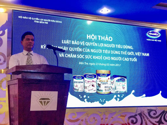 Ông Trần Hữu Định - Giám đốc kinh doanh miền Tây Vinamilk chia sẻ với người cao tuổi những thông tin về công ty tại Bến Tre.