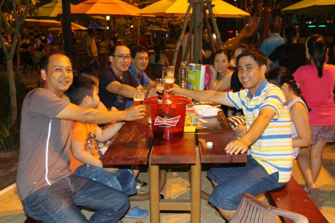 Anh Minh Sơn (Quảng Nam) cho biết “Từ nhà tôi chạy xe đến đây mất tầm 1 tiếng đồng hồ, cuối tuần nào tôi cũng tranh thủ cho gia đình đi chơi xa một chút. Ở đây không gian rộng rãi và đồ ăn rẻ, chất lượng tốt, khá phù hợp với túi tiền của gia đình tôi”. Vậy là từ khi đi vào vận hành cuối tháng 4 đến nay, Không gian ẩm thực Ngũ hành đã trở thành địa chỉ thường xuyên lui tới của nhiều gia đình. Thay vì “sa đà” trong các quán nhậu đông đúc, nhiều người lựa chọn tới nơi đây để vừa được sảng khoái với bia, lại vừa có không gian thoáng mát giao lưu với bạn bè.