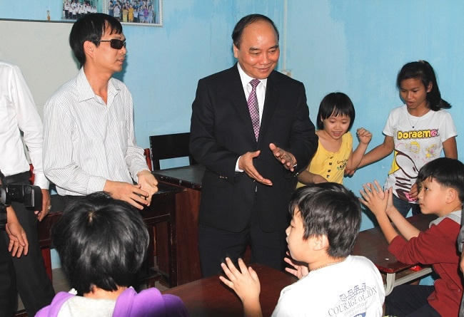Ngày 6/3 đồng chí Nguyễn Xuân Phúc đã đến thăm Mái ấm Hướng Dương và ghi nhận những nỗ lực của anh Đặng Ngọc Duy (Ảnh: VGP/Hồng Hạnh).