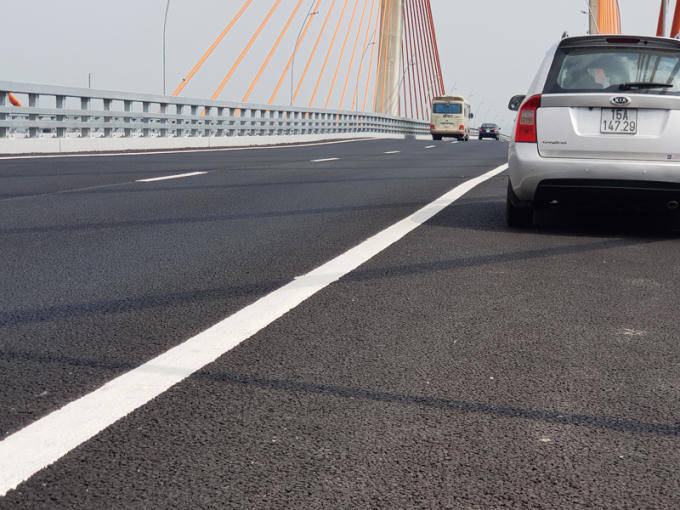 Cận cảnh mặt cầu Bạch Đằng.