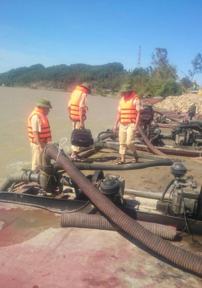 Phòng Cảnh sát đường thủy công an tỉnh Hà Tĩnh liên tiếp bắt giữ cát tặc dịp cuối năm.