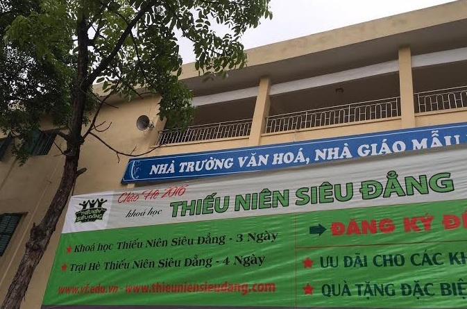 Băng rôn quảng cáo của các Trung tâm kỹ năng sống được đặt tại nhiều trường học ở Hà Nội.