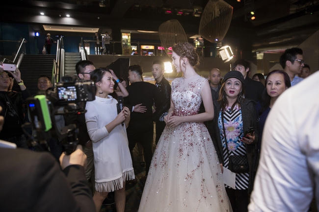 Ngọc Trinh trả lời phỏng vấn trên truyền hình.