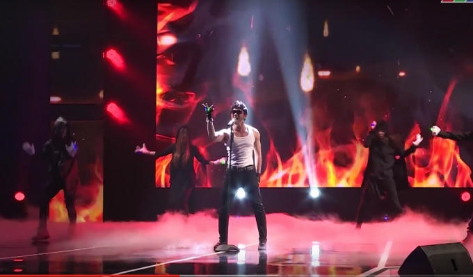 Nguyễn Ngọc Sơn biến h&oacute;a trong h&igrave;nh tượng ca sĩ Ưng Hoang Ph&uacute;c.