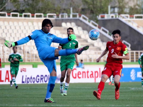 Công Vinh bế tắc trong cả trận đấu.