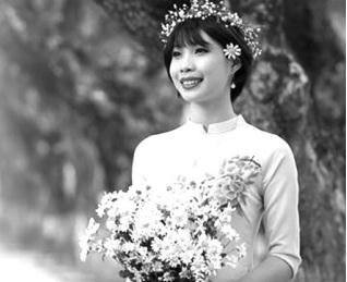 Cô gái Phạm Thị Huế rạng rỡ trong tà áo dài ngày chụp ảnh kỷ yếu tốt nghiệp Đại học.