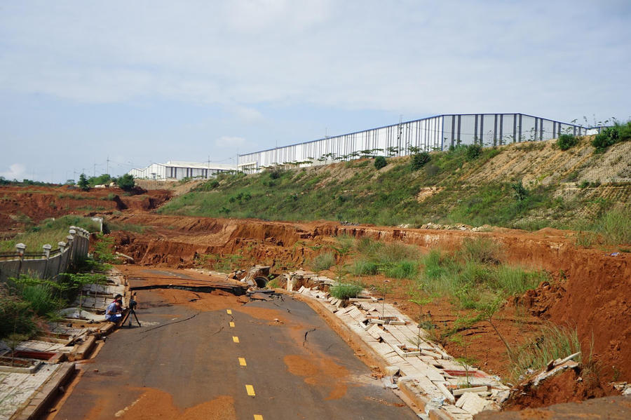 Khu vực bên ngoài Dự án xây dựng cơ sở hạ tầng Khu công nghiệp Nhân Cơ bị sụt lún