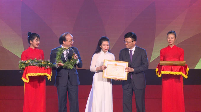 Đại diện Văn phòng Bộ Tư pháp nhận Bằng khen vì những thành tích xuất sắc qua 5 năm tổ chức hưởng ứng Ngày Pháp luật Việt Nam.