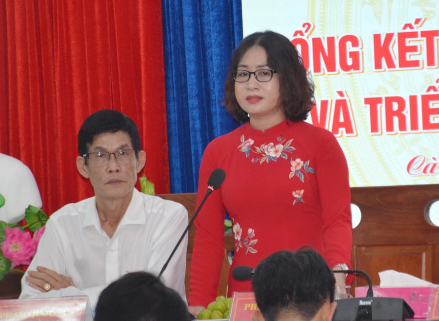 Bà Phạm Thị Ngọc - Phó Giám đốc Sở Tư pháp Cà Mau, phát biểu tham luận, thảo luận.