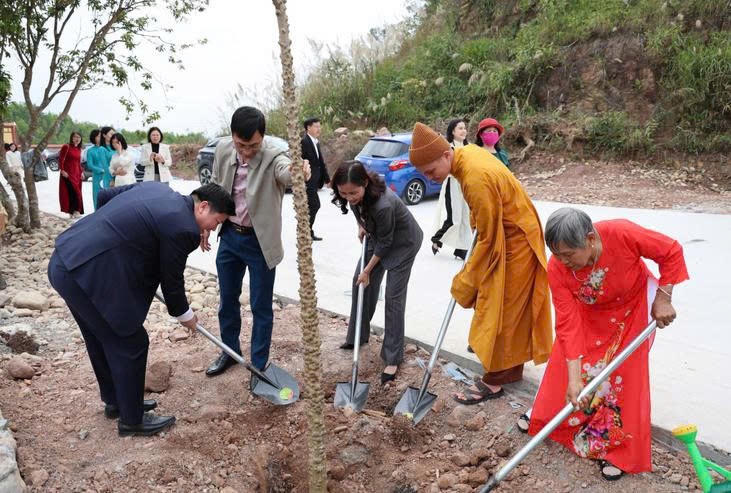 Các đại biểu trồng cây đầu xuân.