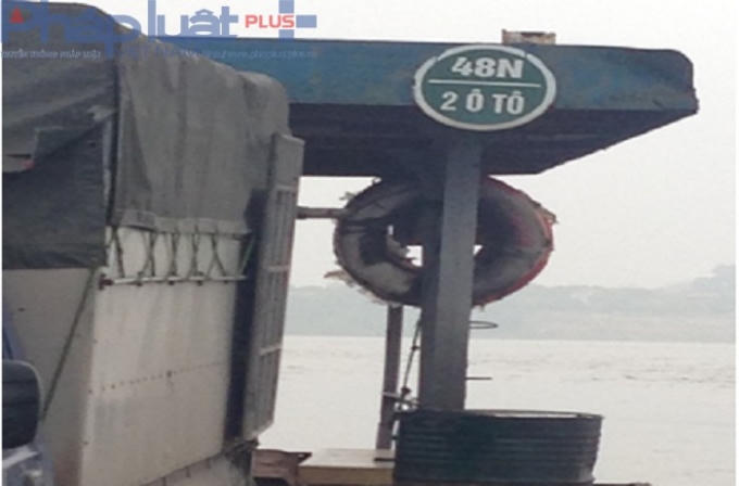 Dù trên mỗi con phà ở đây đều treo rõ biển ghi trọng tải cho phép là 48N/2 ô tô (48 người và 2 ô tô - PV)...