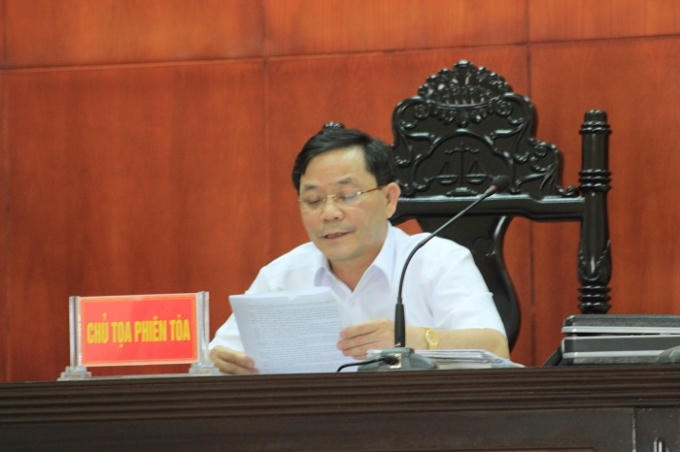 Chủ tọa phiên tòa Dương Trọng Quang đọc toàn bộ bản cáo trạng.