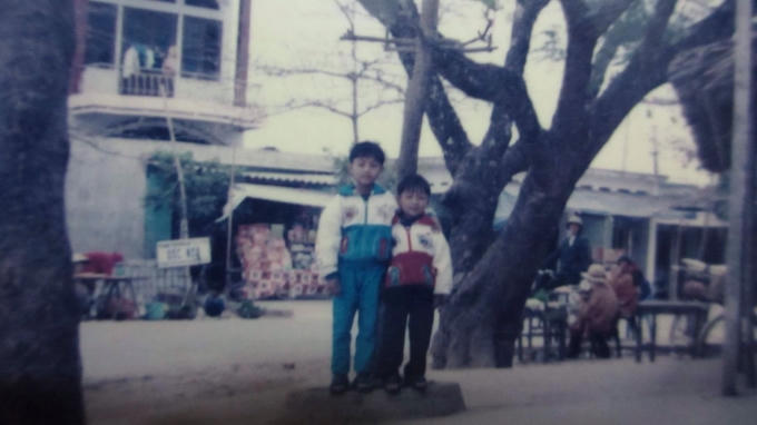 Hai anh em biết tự lập và chăm sóc nhau từ khi còn bé xíu.