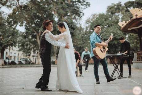 Theo chia sẻ từ ê-kíp thực hiện: "Nó chân thật và đẹp đẽ đến nỗi quá dễ dàng để làm trái tim những người trẻ như chúng tôi rung lên từng nhịp..".