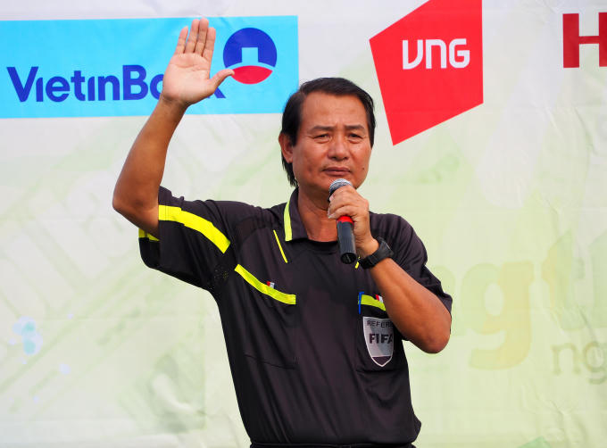 Trọng tài tuyên thệ tại lễ khai mạc của giải đấu.