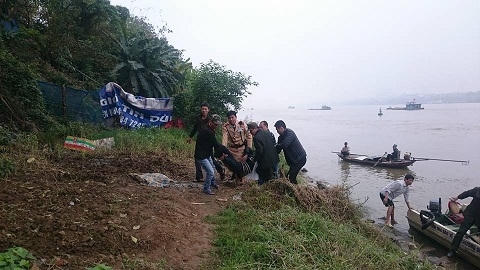 CSGT cứu sống một nam thanh niên nhảy cầu tự tử.