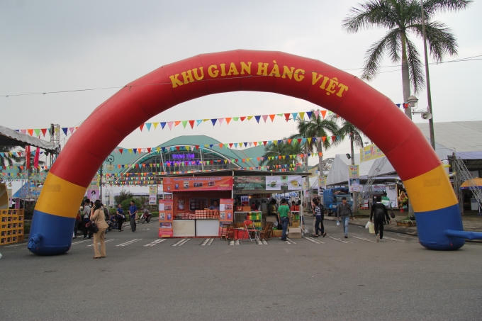 Các gian hàng được trưng bày tại Hội chợ hàng Việt – Đà Nẵng 2016. Ảnh: Vân Trương