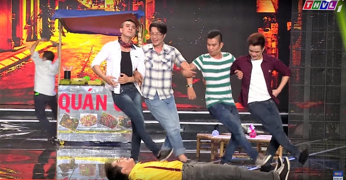 Các chàng trai hài hước và dáng yêu khi khóa tay nhau múa "Hồ Thiên Nga".