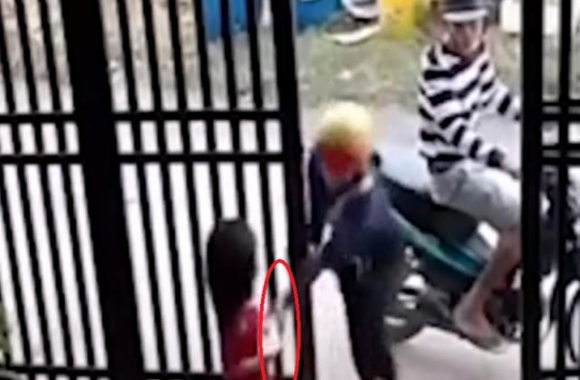 [Clip]: Đôi nam nữ táo tợn cướp điện thoại của bé gái trước cửa nhà