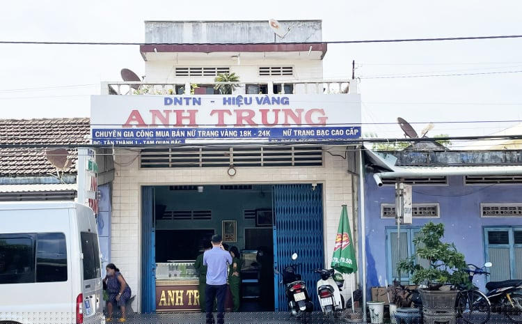 Cửa hàng vàng Anh Trung.