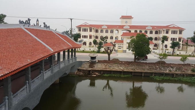Được xây dựng trước trường THPT Kim Sơn B.