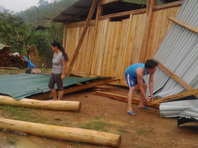 Người dân khắc phục nhà sập.
