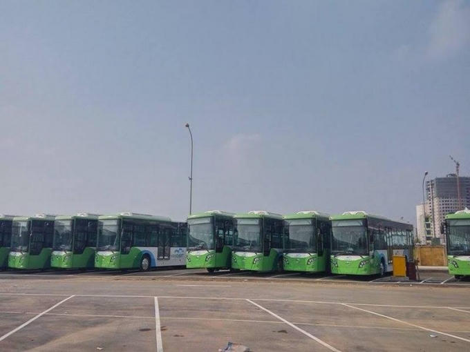 Hàng dài xe bus nhanh chưa được gắn biển kiểm soát.