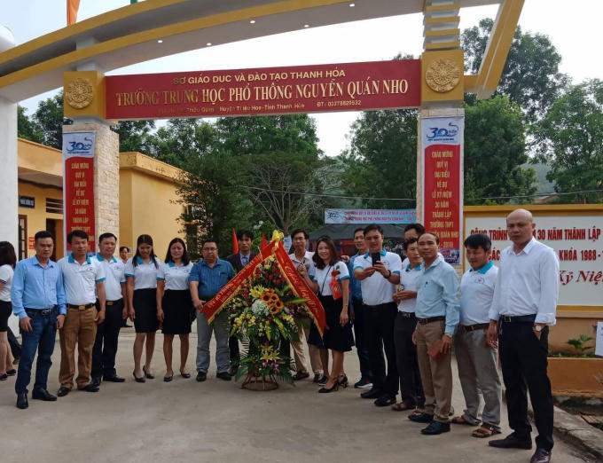 Các cựu học sinh khoá 1993-1996 sẻ chia ngày kỷ niệm thành lập trường.