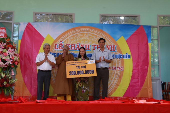 Trao tặng 200 triệu đồng để xây dựng phòng làm việc, họp cho giáo viên.