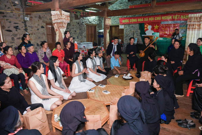 Các người đẹp hoa hậu vượt núi tặng sách cho thanh niên vùng cao