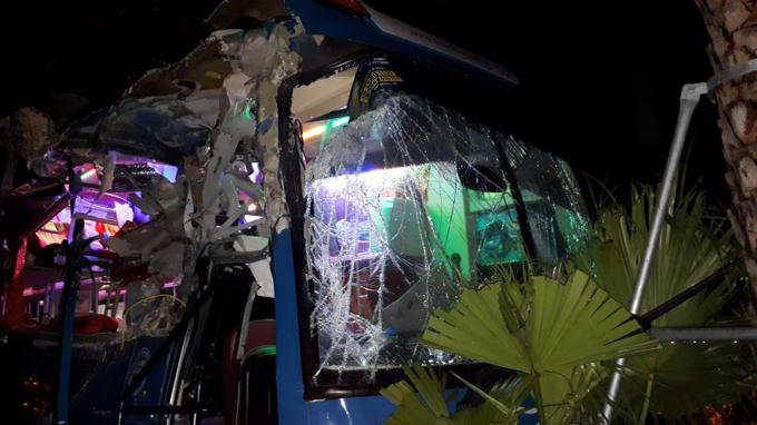 Phần đầu xe bị vỡ nát, nhiều đồ đạc và giường nằm biến dạng